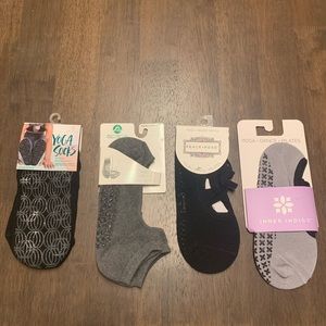 Set of 4 non-slip yoga/barre socks